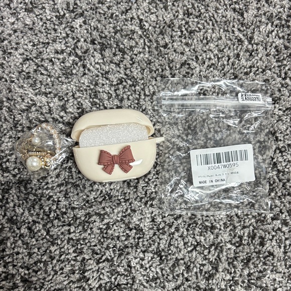 Elegant Cream AirPods Case with Pink Bow - Picture 1 of 2